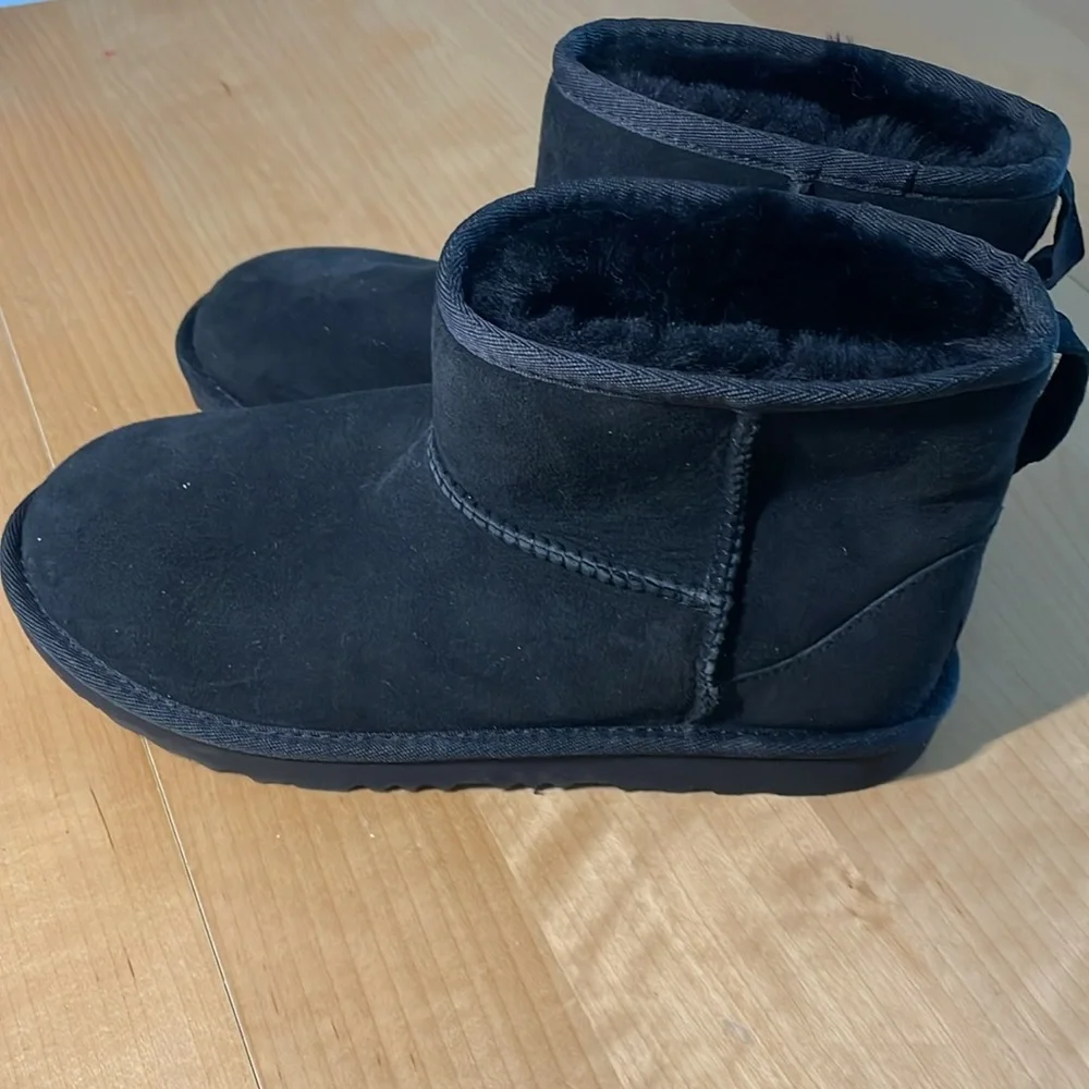 UGG Classic Mini Boot Men size 6 or Women’s 8